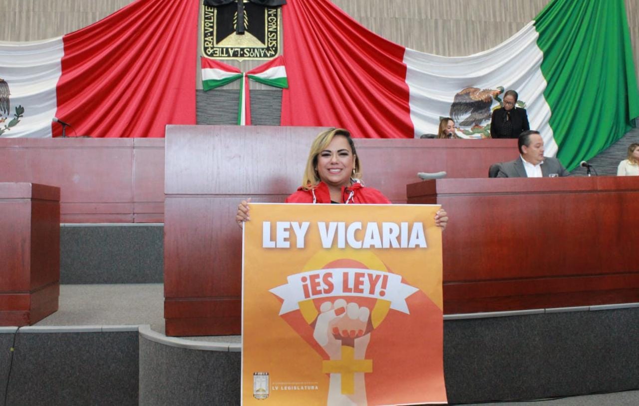 Tania Valentina con cartel Ley Vicaria